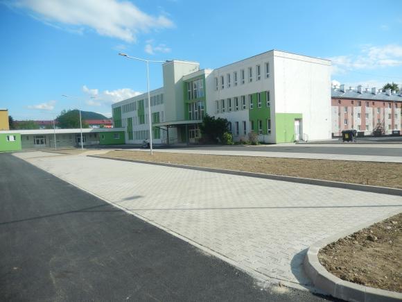 areal polikliniky - parkovanie.JPG areal polikliniky - parkovanie.JPG